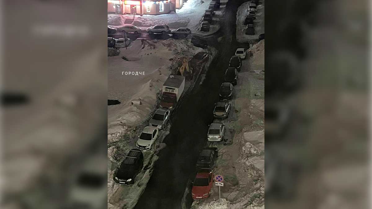 Парковки под снегом: водители вынуждены нарушать