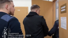 Подсудимый заходит в зал суда