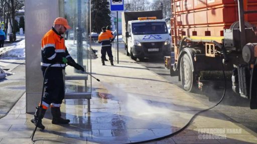 В Череповце начали весеннюю очистку остановок и продолжают убирать снежные валы