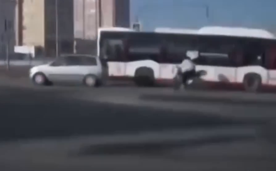 Удар об автобус