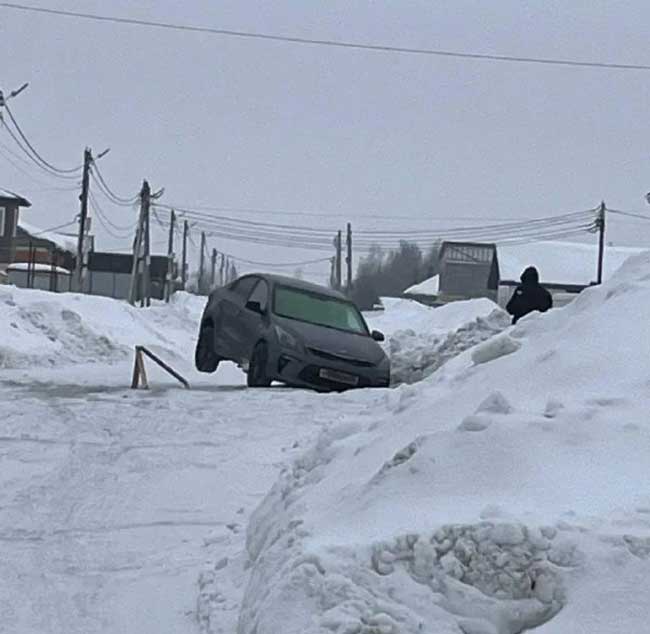 Улица Рябиновая в Заречье уходит под воду: жители просят срочной помощи