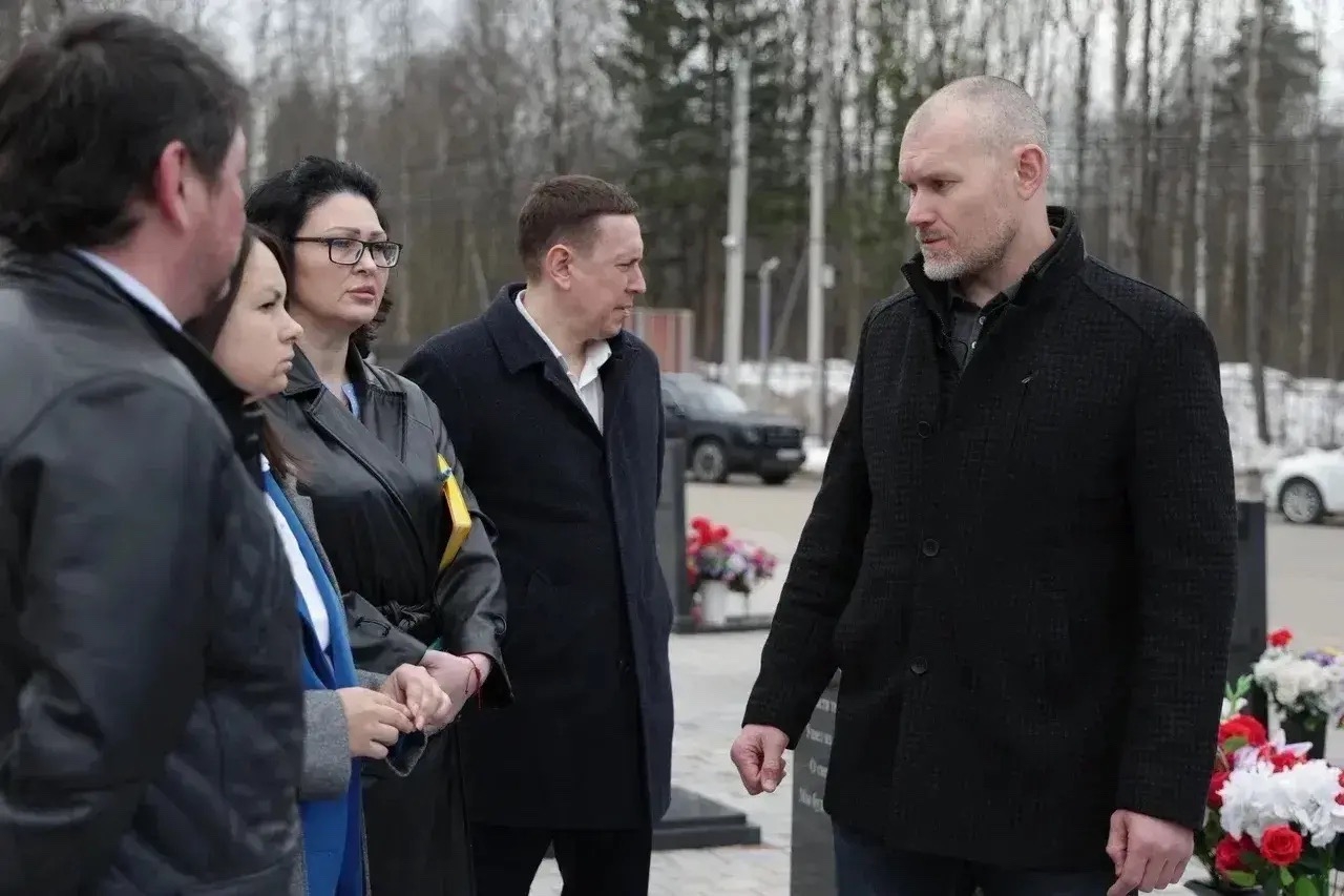 На кладбище № 5.