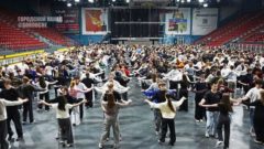 В Череповце готовятся к выпускному балу: на репетицию вышли около 900 школьников