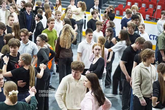 В Череповце готовятся к выпускному балу: на репетицию вышли около 900 школьников