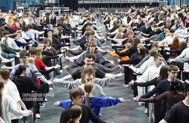 В Череповце готовятся к выпускному балу: на репетицию вышли около 900 школьников