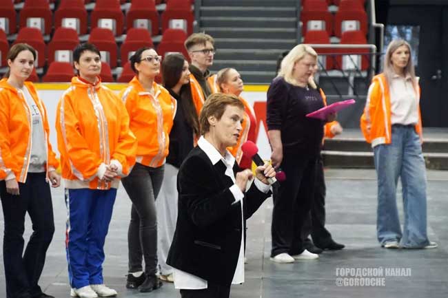 В Череповце готовятся к выпускному балу: на репетицию вышли около 900 школьников