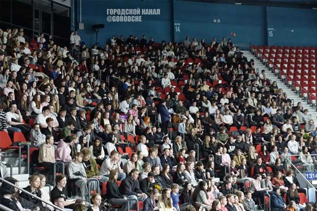 В Череповце готовятся к выпускному балу: на репетицию вышли около 900 школьников