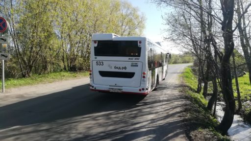 Автобус на причалах.