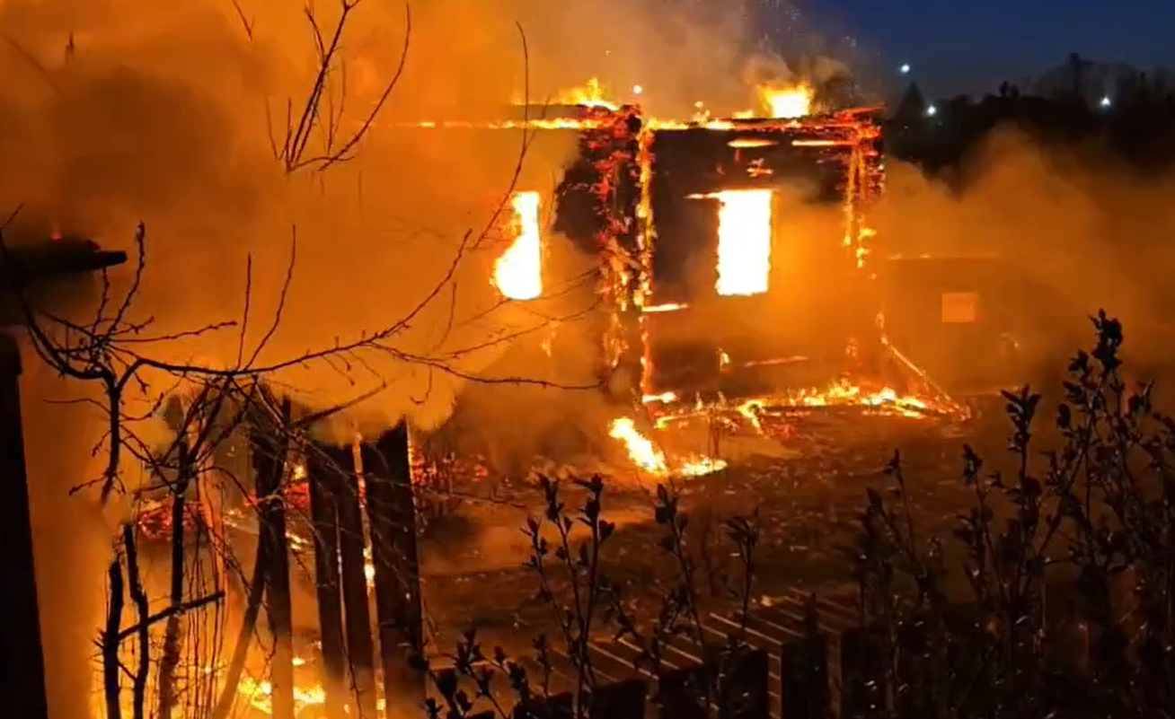 Дом сгорел полностью