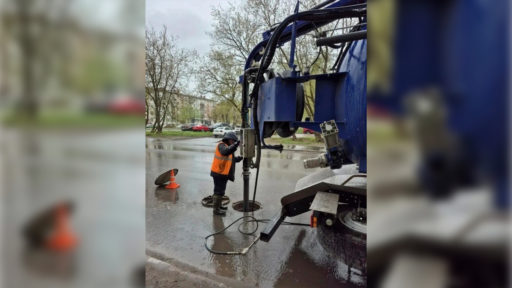 В Череповце прочистили сотни дождевых колодцев перед сезоном ливней