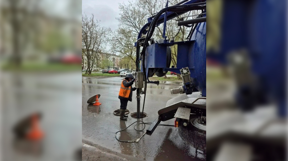 В Череповце прочистили сотни дождевых колодцев перед сезоном ливней