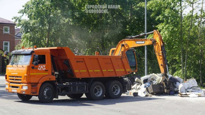 Коммунальные службы Череповца продолжают круглосуточную уборку города