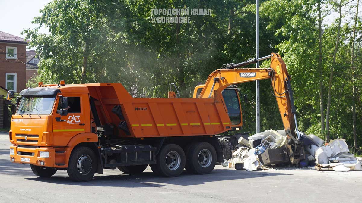 Коммунальные службы Череповца продолжают круглосуточную уборку города