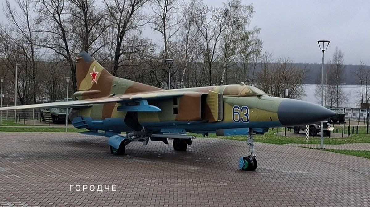 В Парке Победы Череповца открыли экспозицию с истребителем МиГ-23