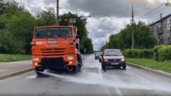Власти объяснили, почему дороги моют даже во время дождя