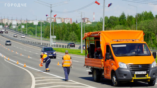 В Череповце дорожную разметку наносят современным спрей-пластиком