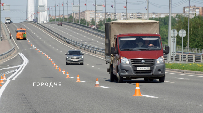 В Череповце дорожную разметку наносят современным спрей-пластиком
