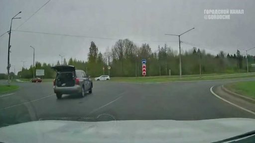 В Череповце заметили внедорожник с пассажиром в багажнике
