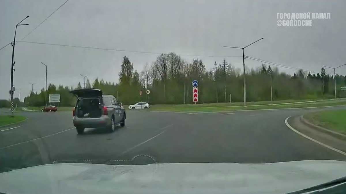 В Череповце заметили внедорожник с пассажиром в багажнике