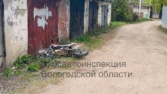 Юный байкер врезался в гараж