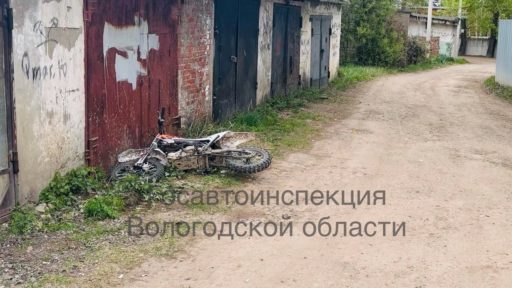 Юный байкер врезался в гараж
