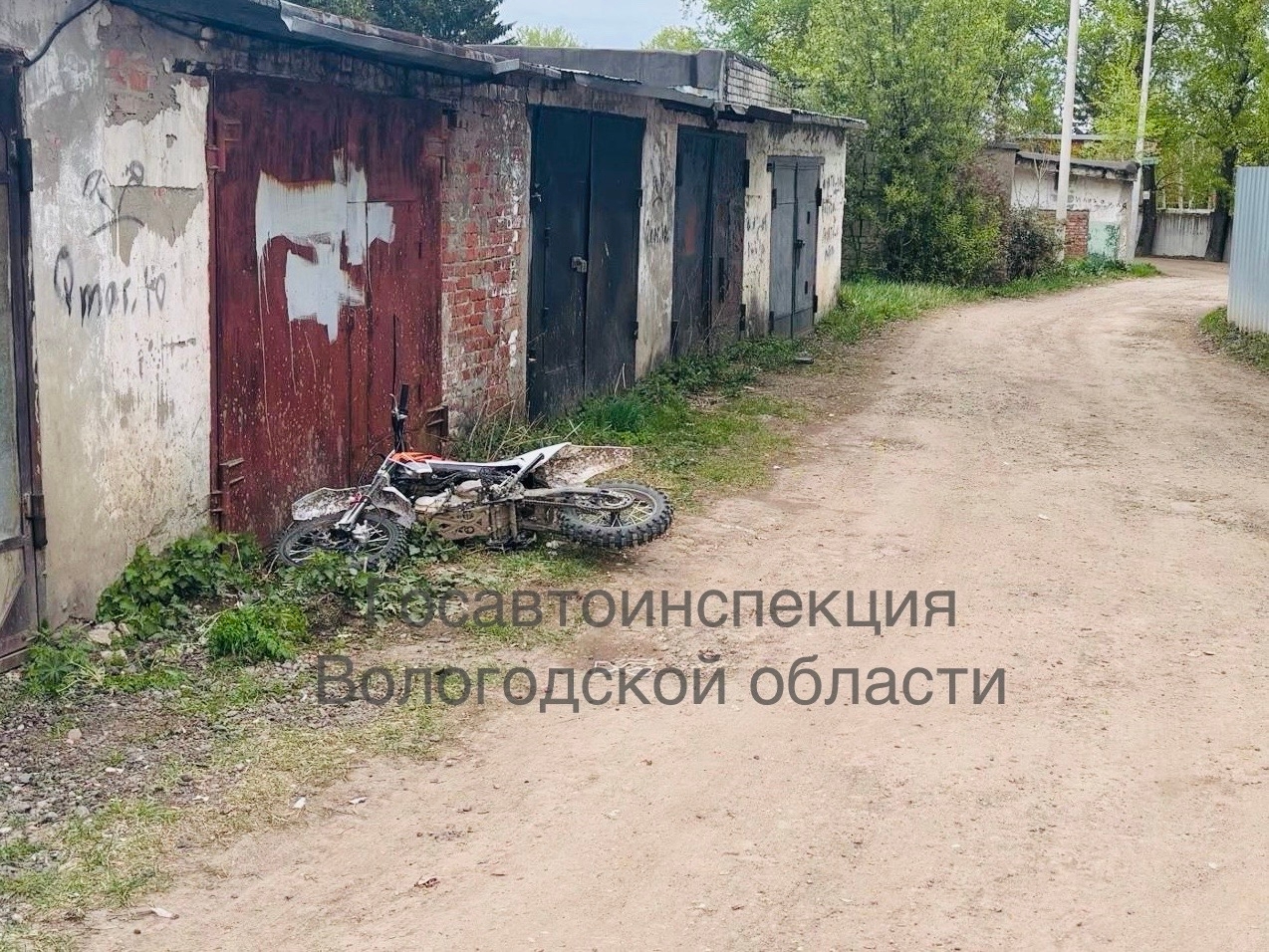 Юный байкер врезался в гараж