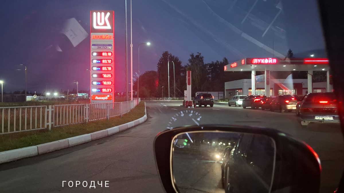 Очереди на АЗС в Череповце стали местом общения и редких поводов для радости