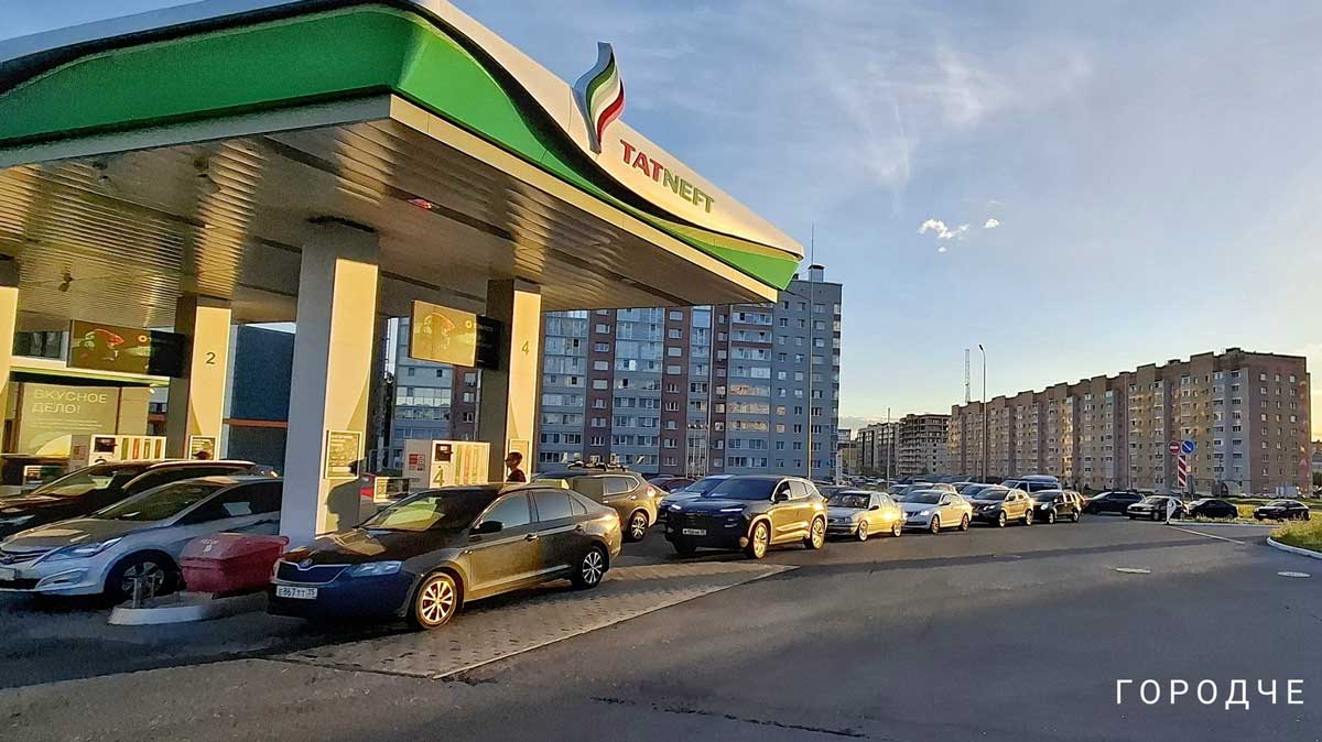Власти сообщили, на каких АЗС можно заправить канистры бензином