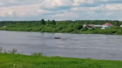 Лодка начала крутиться по воде
