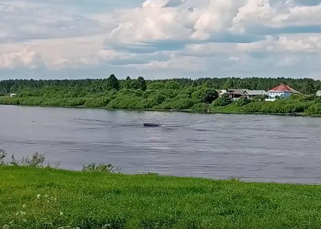 Лодка начала крутиться по воде