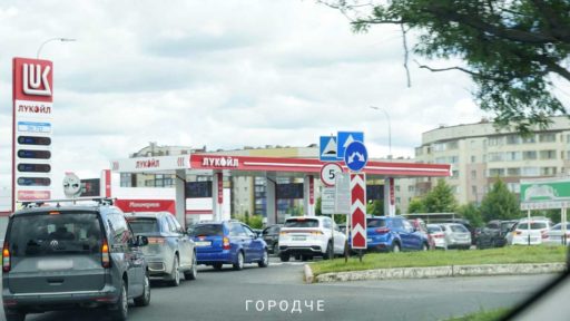 На АЗС «Лукойл» в Череповце образовались очереди из-за повышенного спроса на топливо