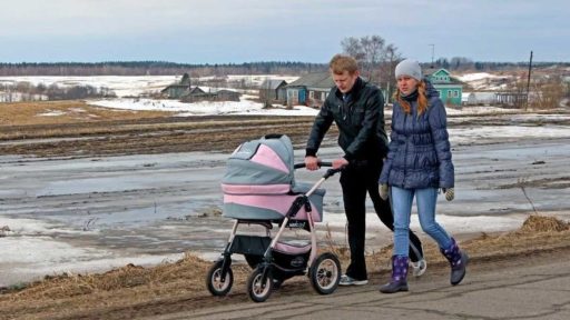 Переехавшие в Вологодскую область семьи получат выплаты за рождение детей