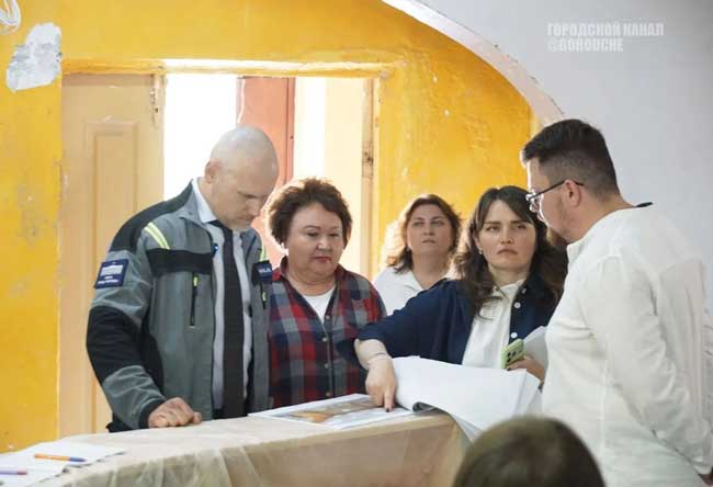 Глава города потребовал убрать строительный мусор с территории школы №32
