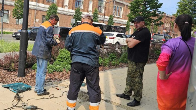 После инцидента с ребенком на Советском проспекте начали укреплять ливневые канавки