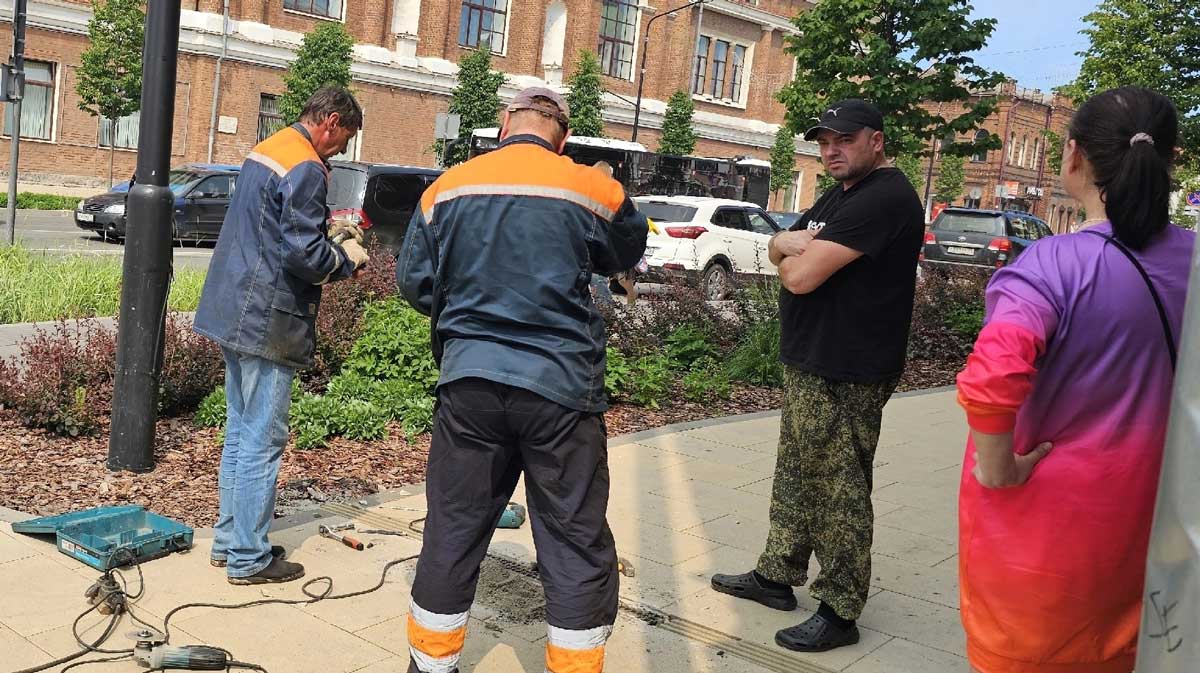После инцидента с ребенком на Советском проспекте начали укреплять ливневые канавки