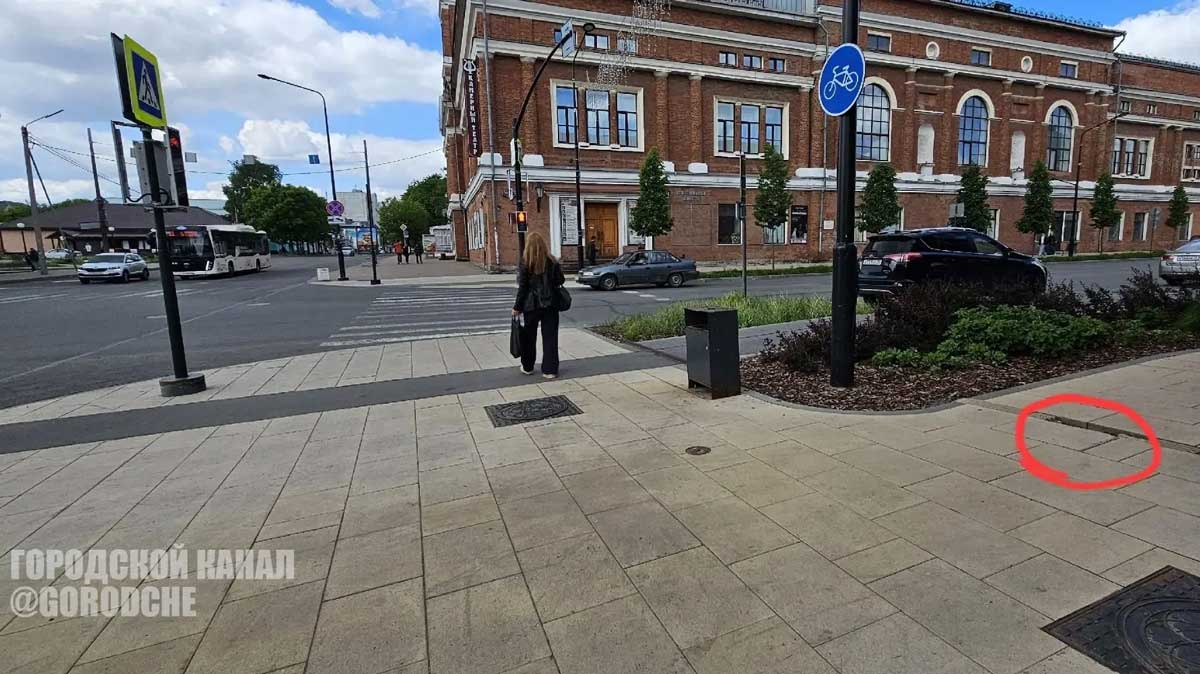 В Череповце школьница получила перелом руки после падения на поврежденном тротуаре