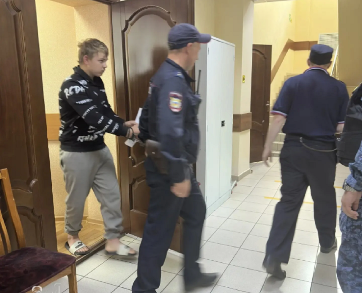 В суде.