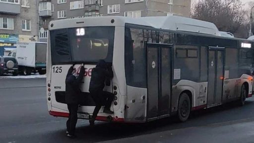 В Череповце с начала года выявили 15 случаев зацепинга на автобусах