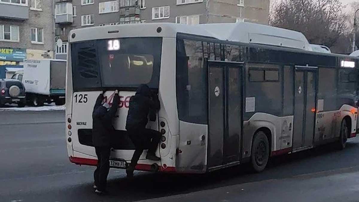 В Череповце с начала года выявили 15 случаев зацепинга на автобусах