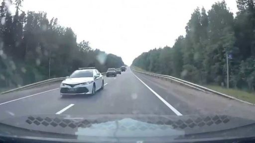 Автомобиль ГАИ при сопровождении кортежа вызвал споры в соцсетях