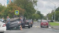 В центре Череповца после столкновения перевернулся легковой автомобиль