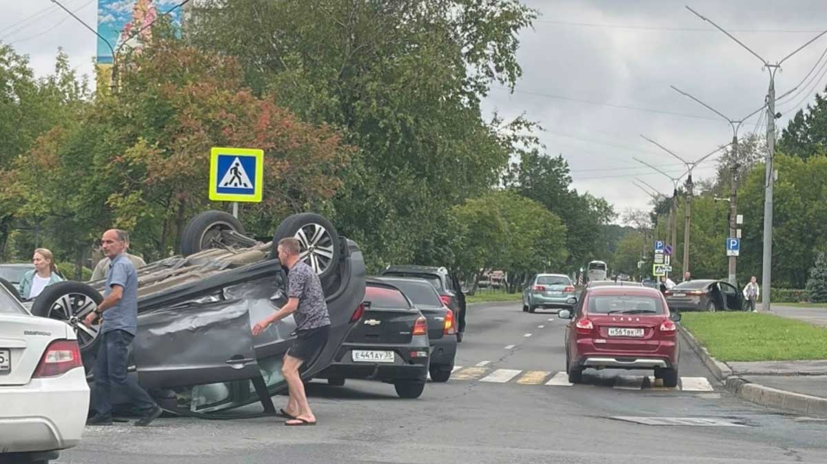 В центре Череповца после столкновения перевернулся легковой автомобиль