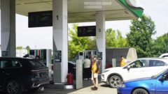 На АЗС Череповца очереди сокращаются благодаря работе волонтеров