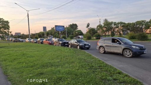 Очереди на АЗС в Череповце сокращаются, жителей просят не создавать ажиотаж