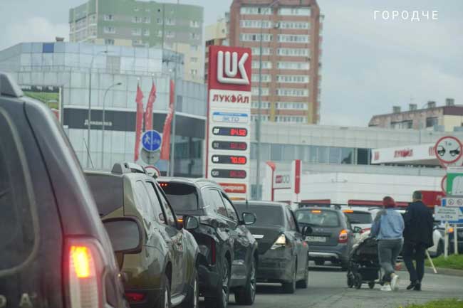 Почему на АЗС выстраиваются длинные очереди: водители объяснили причины
