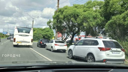 В Череповце сохраняется повышенный спрос на бензин, транспорт работает штатно