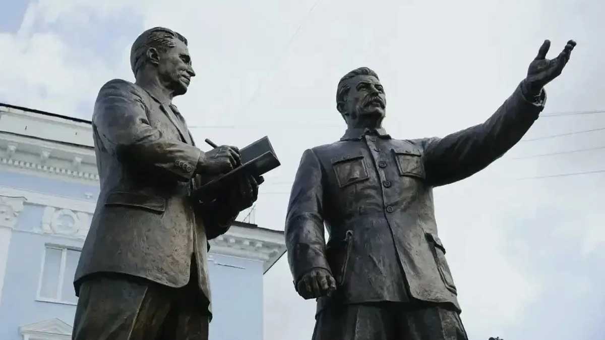 Памятник Ивану Бардину и Иосифу Сталину