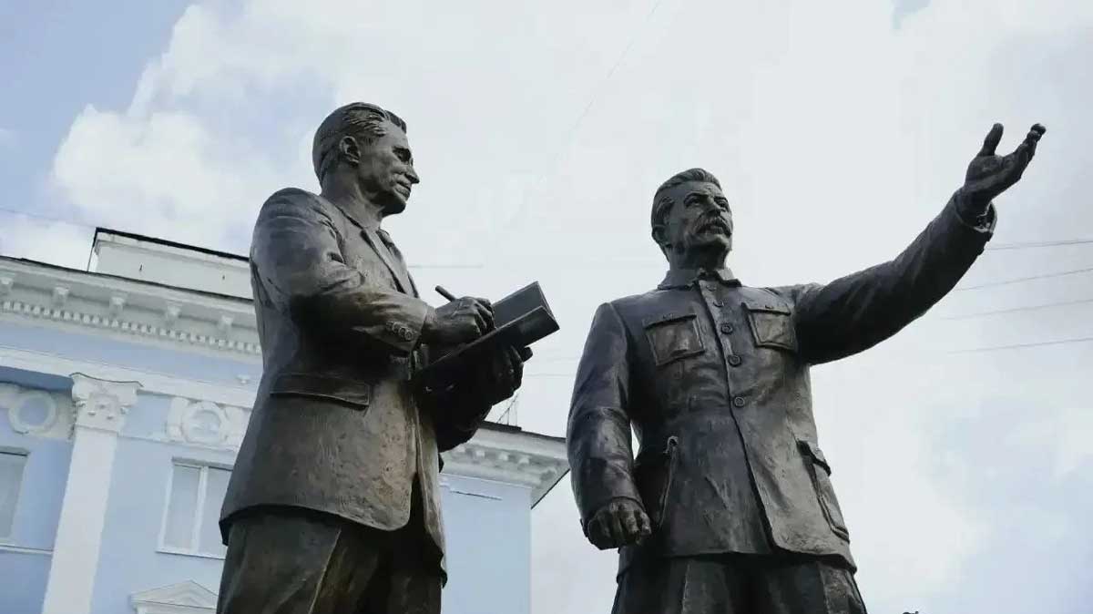 Памятник Ивану Бардину и Иосифу Сталину