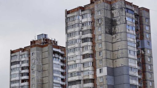 В Череповце стартовал ремонт фасада многоэтажки на улице Набережной