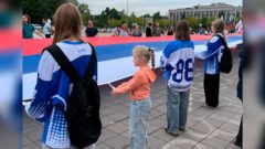 100-метровый флаг России пронесли по площади Молодежи в Череповце